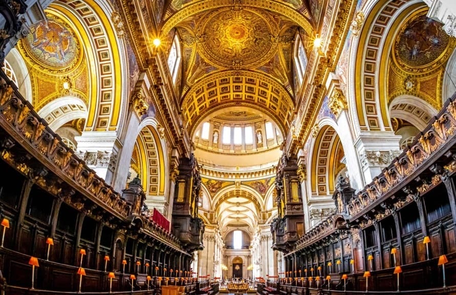 Fashion ecommerce: trends, strategies, and examples from 2025